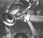 L'attaccante olandese del Milan, Roud Gullit, esulta con la Coppa dei Campioni in una immagine del  24 maggio 1989 a Barcellona. © ANSA