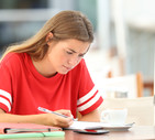 Una ragazza studia concentrata foto iStock. (ANSA)