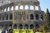 Blitz di Greenpeace al Colosseo contro il nucleare