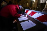 Charlie Hebdo: fiaccolata a Roma, candele e matite alzate