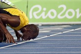 Bolt bacia la pista dopo la vittoria alla finale dei 200 metri (ANSA)