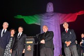 Matteo Renzi sotto la statua del Cristo Redentore illuminata con i colori della bandiera italiana (ANSA)
