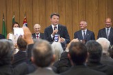 Il Presidente del Consiglio Matteo Renzi durante l'incontro con la Comunita' italiana di San Paolo UFFICIO STAMPA PALAZZO CHIGI - TIBERIO BARCHIELLI (ANSA)