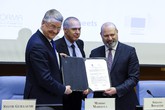 La firma del protocollo da parte di Markku Markkula e Stefano Bonaccini (ANSA)