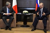 Vladimir Putin incontra Paolo Gentiloni a Sochi (ANSA)