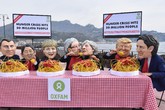 G7:flash mob contro 'banchetto' grandi, 30 mln muoiono fame (ANSA)