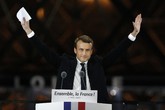 Emmanuel Macron esulta dopo la vittoria (ANSA)