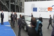 Merkel arriva al vertice Ue con maxi staff