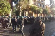 Sciopero: Polizia sgombera edificio occupato da movimenti a Roma
