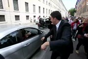Renzi esce dal Quirinale e si ferma a salutare passanti