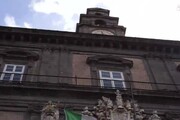 Cadono pezzi di marmo da Palazzo Reale a Napoli