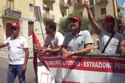 Operai dell'Eni aspettano Renzi a Gela con uno striscione