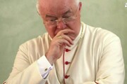 Pedofilia, papa fa arrestare ex nunzio