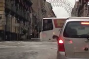 Maltempo, strada diventa fiume a Catania