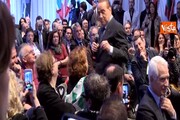 Berlusconi show, fan dal palco lo esalta e lui fa finta di spogliarsi