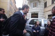 Marino a passeggio per Roma, saluta bimbe e augura 'buon lavoro' ai giornalisti