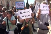 Roma, cori e proteste sotto Campidoglio