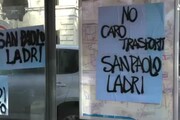 Studenti contro 'La buona scuola', bruciata bandiera Pd a Torino