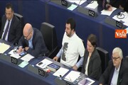 Salvini indossa una t-shirt con Putin durante l'intervento di Mattarella