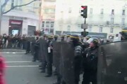 Tensione a Parigi, polizia carica e lancia lacrimogeni