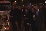 Obama lascia una rosa davanti al Bataclan