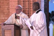 Papa apre porta santa a Bangui e anticipa Giubileo