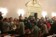 Consiglio comunale Livorno discute su concordato azienda rifiuti, caos e seduta sospesa