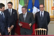Renzi a Lupi: 'Saluta Hollande' e gli da' una pacca