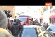 Grillo dribbla giornalisti e fotografi all'uscita dell'hotel