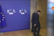 Tsipras a Bruxelles, Juncker lo prende per mano