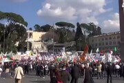 Salvini a Roma, sfida Renzi e liquida Cav
