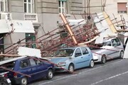 A Napoli impalcatura crolla su auto in sosta, nessun ferito