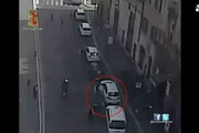 Tassista picchia anziano per parcheggio, il video