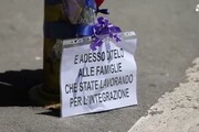 Incidente Roma, il giorno dopo fiori e cartelli in strada