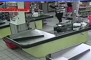 Rapina in supermercato, irrompono Cc e arrestato due banditi
