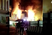 Edificio completamente avvolto nelle fiamme all'aeroporto di Fiumicino