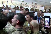Renzi in mimetica fa selfie con soldati