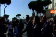 Bagno di folla per Renzi all'arrivo alla parata