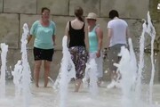 A Roma turisti 'resistono' all'afa grazie alle fontane