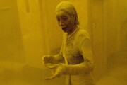 Marcy Borders, 38 anni di Bayonne, New Jersey, coperta di polvere mentre cerca riparo in un ufficio  dopo il primo crollo alle torri del World Trade Center l'11 settembre 2001