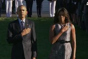 Obama e Michelle osservano un minuto di silenzio per l'11/9