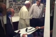 Papa Francesco all'interno del negozio di ottica