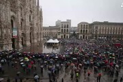Milano saluta Dario Fo sotto la pioggia