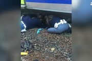 Donna finisce sotto treno, salvata da Polizia