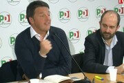 Renzi recita poesia, poi auguri a Gentiloni