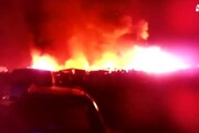 Incendio nel ghetto dei migranti a Rignano