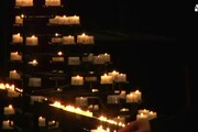 Berlino, fiori e candele sul luogo della strage