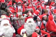 Natale: l'invasione dei Babbo Natale, in 18 mila a Torino