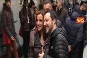 Salvini manda baci ai suoi contestatori a Bologna