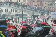 Proteste per le Grandi Opere, idranti contro manifestanti